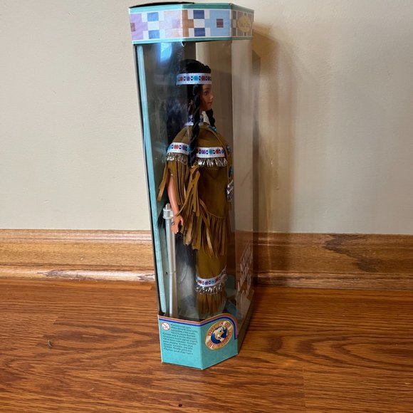 Native American Barbie 4th Edition Collector Edition - Picture 4 of 8